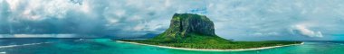Mauritius Le Morne Brabant plajının havadan görünümü. Tatil ve 