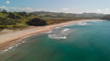 Güzel güneşli bir gün sıcak su plaj havadan görünümü, yeni Zealan
