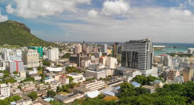 Şehir kalesinden Port Louis silüetinin panoramik günbatımı manzarası, 