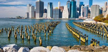Sonbaharda Aşağı Manhattan silüeti. Brooklyn Köprüsü par görüntüle