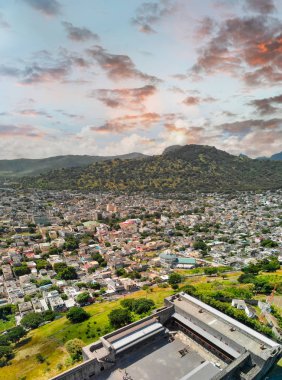 Şehir kalesinden Port Louis silüetinin panoramik günbatımı manzarası, 