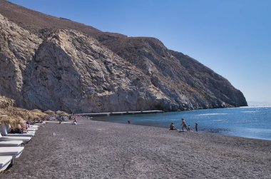 Santorini, Yunanistan-Haziran 2014: turist volkanik bir plaj keyfini çıkarın. T