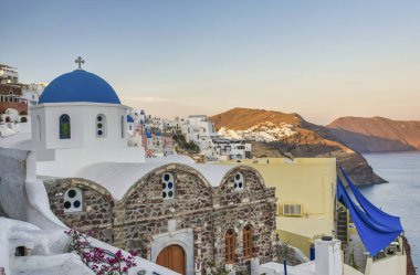 Yunanistan 'ın Santorini kentindeki renkli kilise