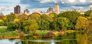 New York 'ta Sonbahar sezonunda Central Park Gölü yansımaları