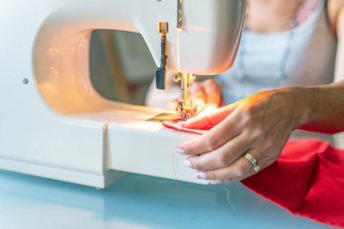 Kadın terzi kullanarak
