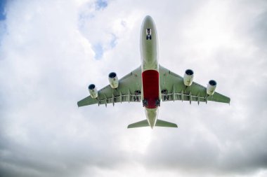 Havaalanında dev uçak iniş. Skyward görünümü