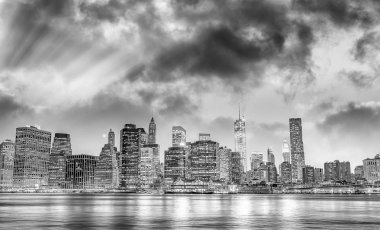 Brooklyn Köprüsü Parkı 'ndan gece Manhattan 'ın merkezinde. New York, Türkiye 
