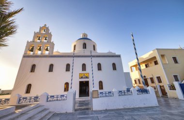 Yunanistan 'ın Santorini kentindeki renkli kilise