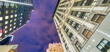 Midtown Manhattan 'ın uzun gökdelenler, gece Skyward görünümü