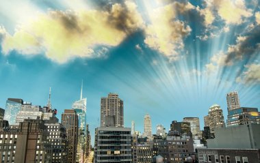 New York Midtown Manhattan silüetinin günbatımı havadan görünümü 