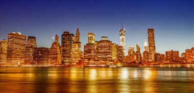 Brooklyn Köprüsü Parkı 'ndan gece Manhattan 'ın merkezinde. New York, Türkiye 