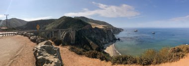 Bixby Köprüsü ve çevresindeki güzel panoramik havadan görünümü 