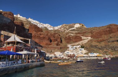 Santorini, Yunanistan-Haziran 2014: gün batımında Oia güzel Limanı. 