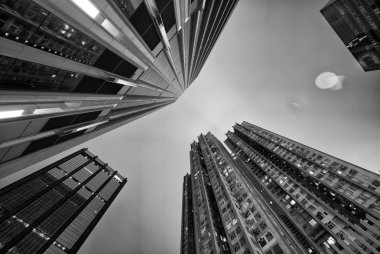 Hong Kong binaları. Şehir gökdelenler gece Skyward görünümü. Otobüs