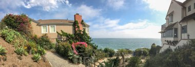 Kıyı şeridi ve evler Laguna Beach, Kaliforniya-USA