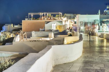 Santorini, Yunanistan-Haziran 2014: Oia binaların günbatımı görünümü ve 