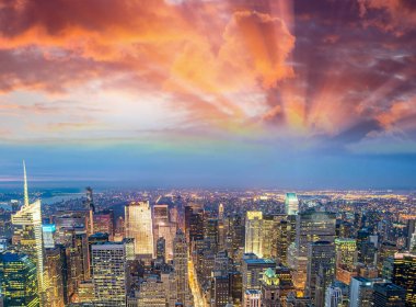 Midtown Manhattan 'ın uzun gökdelenler, gece havadan görünümü