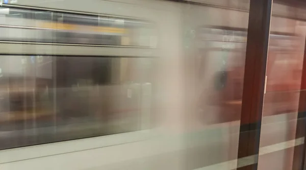 Tren de metro en movimiento rápido en Hong Kong — Foto de Stock