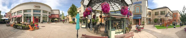 PORTLAND, OR - AUGUST 20, 2017: Bridgeport Village is a famous m — Stock Photo, Image