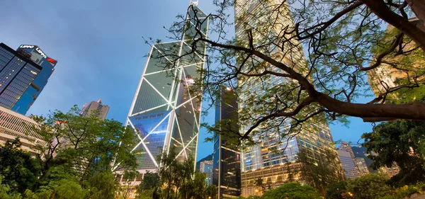 Hong kong, China - Mai 2014: Wolkenkratzer der Stadt bei Sonnenuntergang. hong ko — Stockfoto