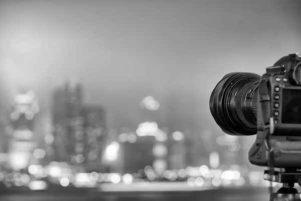 Camera on tripod making automatic pictures of amazing city skyli — Stock Photo, Image