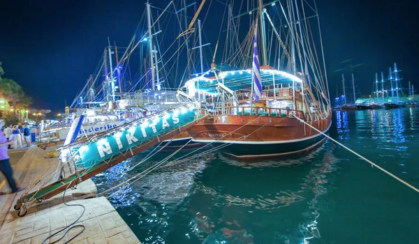 KOS, GREECE - JULY 2014: Night view of city port with docked shi — Stock Photo, Image