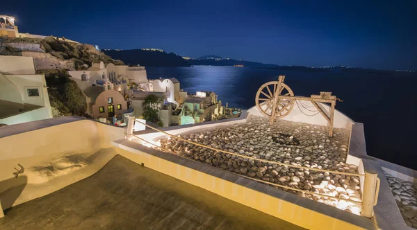 Pollaert, Santorini. Stads Griekse townscape bij de zomer zonsondergang — Stockfoto