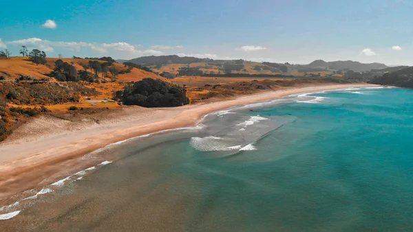 Luftaufnahme von Strand und Küste mit heißem Wasser, Neuseeland — Stockfoto