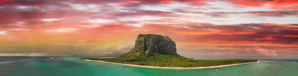Le Morne Brabant na Mauritiusie. Aerial panoramiczny widok na красав — Zdjęcie stockowe