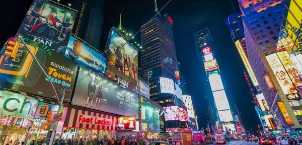 NUEVA YORK CITY - 13 DE JUNIO DE 2013: Los turistas disfrutan de la vida nocturna en Time — Foto de Stock