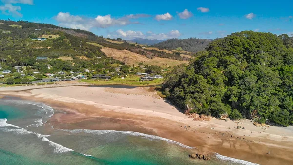 Vista aérea de la playa de agua caliente en un hermoso día soleado, Nueva Zelanda —  Fotos de Stock