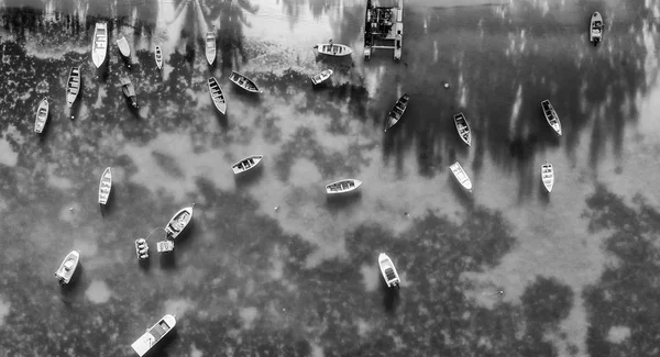 Wunderschönes türkisfarbenes Meerwasser mit Booten auf dem Wasser. Top-Konkurrenz — Stockfoto