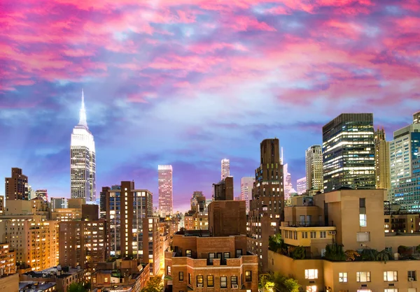 New York C 'den Midtown Manhattan silüetinin gece havadan görünümü — Stok fotoğraf