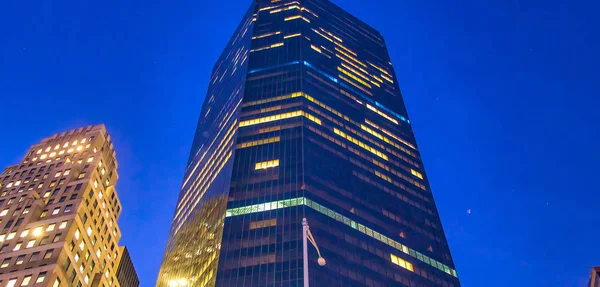 Városi épületek éjjel, ég felé kilátás — Stock Fotó