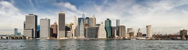 Panoramic view of Manhattan skyline from Brooklyn at sunset, New — Stock Photo, Image
