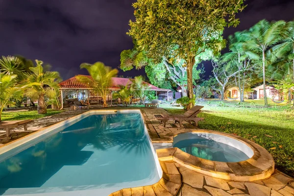 Klein zwembad in een prachtige tuin 's nachts. Ontspanning en Holida — Stockfoto