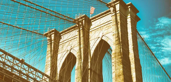 Θέα στο skyward της γέφυρας του Μπρούκλιν στην πόλη της Νέας Υόρκης — Φωτογραφία Αρχείου
