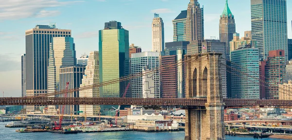 Brooklyn Bridge and Lower Manhattan skyline in autumn — Stock Photo, Image