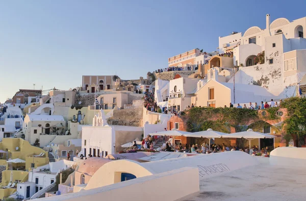 SANTORINI, GRÈCE - JUIN 2014 : Coucher de soleil sur les bâtiments Oia et — Photo