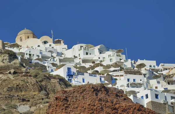 Pollaert, Santorini. Stads Griekse townscape bij de zomer zonsondergang — Stockfoto