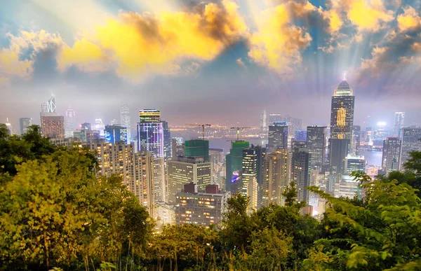 Hong Kong şehir silüeti Panoraması. Peak Hon gece görünümü — Stok fotoğraf