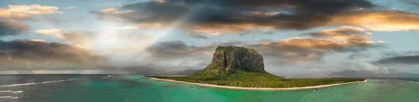 Le Morne Brabant Mauritiuson. Csodálatos légi kilátás a strandra — Stock Fotó
