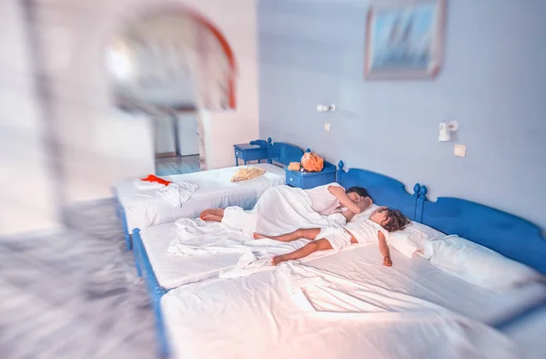 Mãe e menina dormindo na cama pela manhã. Relaxa. — Fotografia de Stock