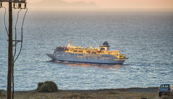 Auslaufendes Kreuzfahrtschiff im Meer bei sommerlichem Sonnenuntergang — Stockfoto