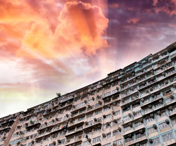 Hongkong, Kina. Låg vinkel bild av trångt bostads hus torn i — Stockfoto