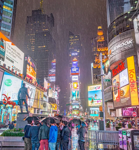 Orașul NEW YORK - 13 iunie 2013: Turiștii se bucură de viața de noapte în timp — Fotografie, imagine de stoc