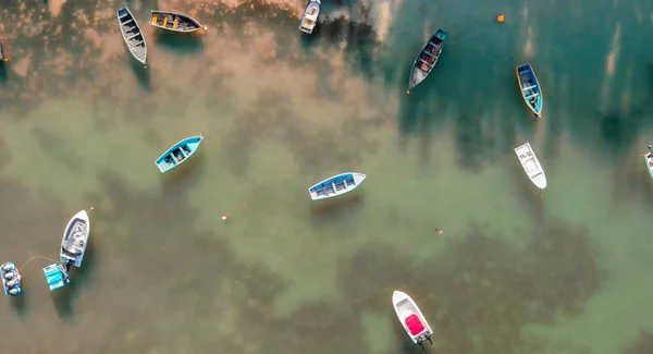 Hermosa agua de mar turquesa con barcos en el agua. Top vie —  Fotos de Stock