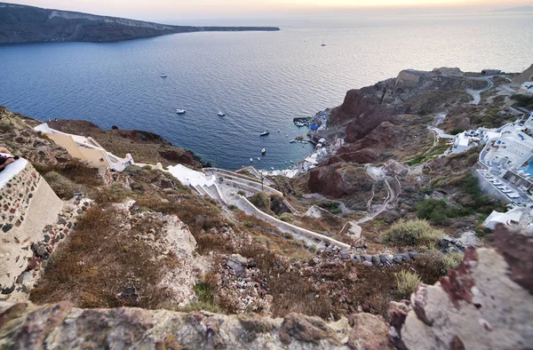 Oisa, Santorini. Cidade paisagem grega no pôr do sol de verão — Fotografia de Stock