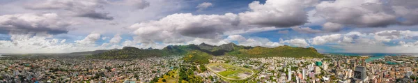 Coucher de soleil panoramique sur les toits de Port Louis depuis la forteresse , — Photo