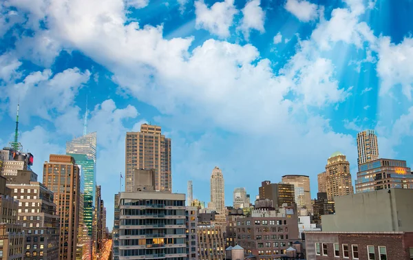 Vista aérea al atardecer del horizonte de Midtown Manhattan desde Nueva York —  Fotos de Stock